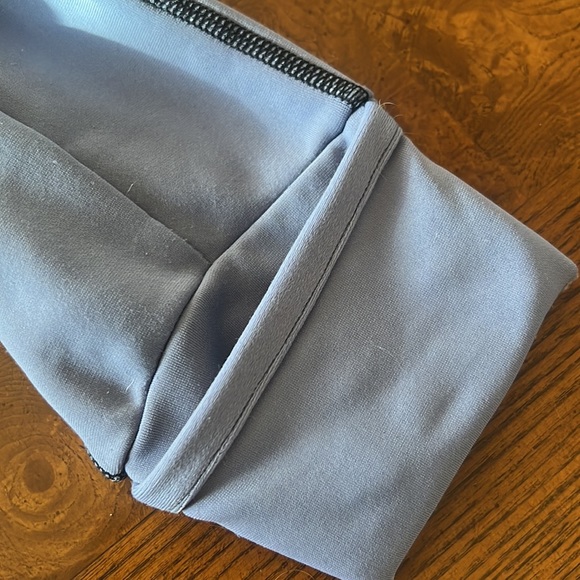 Athleta woman’s sweatshirt / work out top, size L with enclosed hand warmer! - Picture 6 of 6